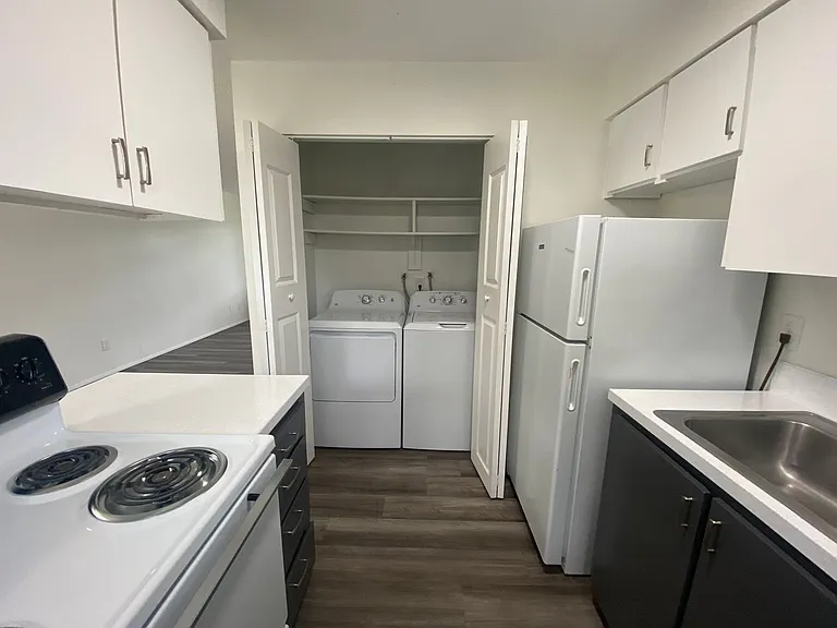 Pleasant Square Apartments — Photo 12