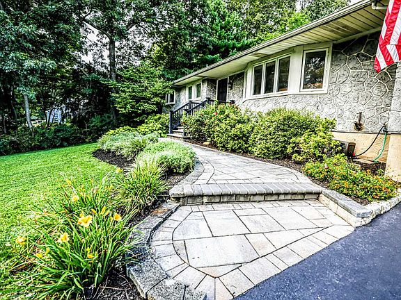 3rd image of 6 Bluebell Ln