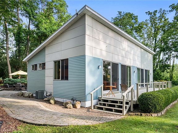 2nd image of 880 Crows Nest Rd