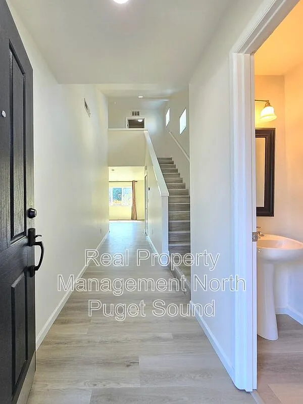 4 bed, 2.5 bath, 1591 sqft, $3,015 — Photo 3