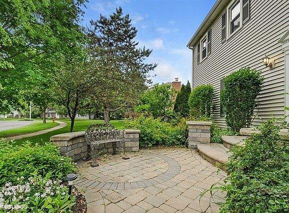 2nd image of 919 Knoll Dr