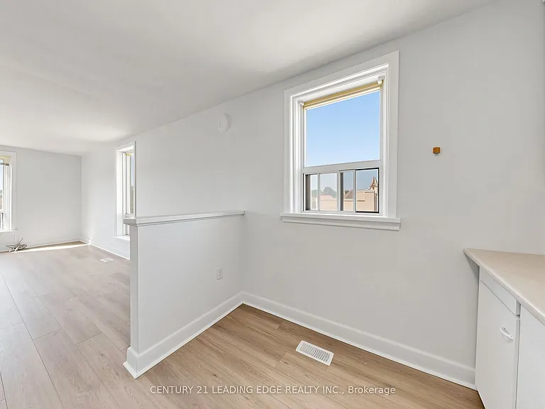 18 Brock St W #3 — Photo 17