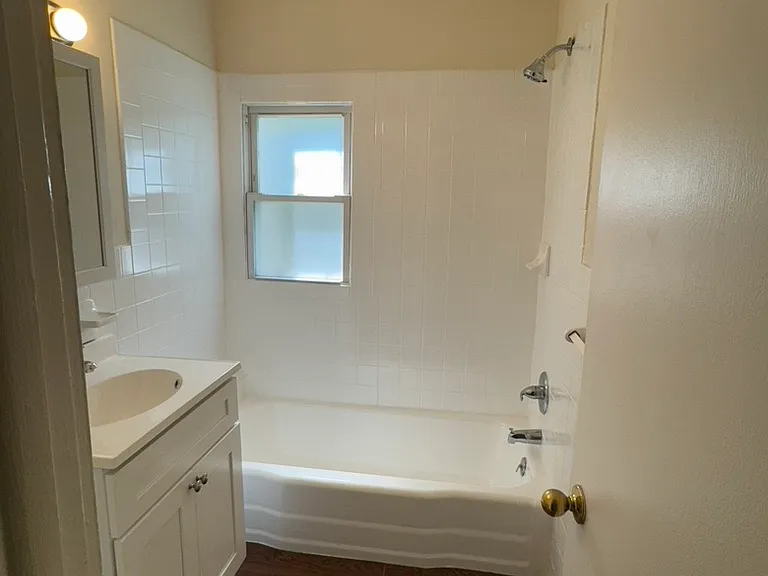 Upstairs full bath.
