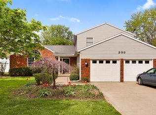 203 Sharon Dr, Mahomet, IL