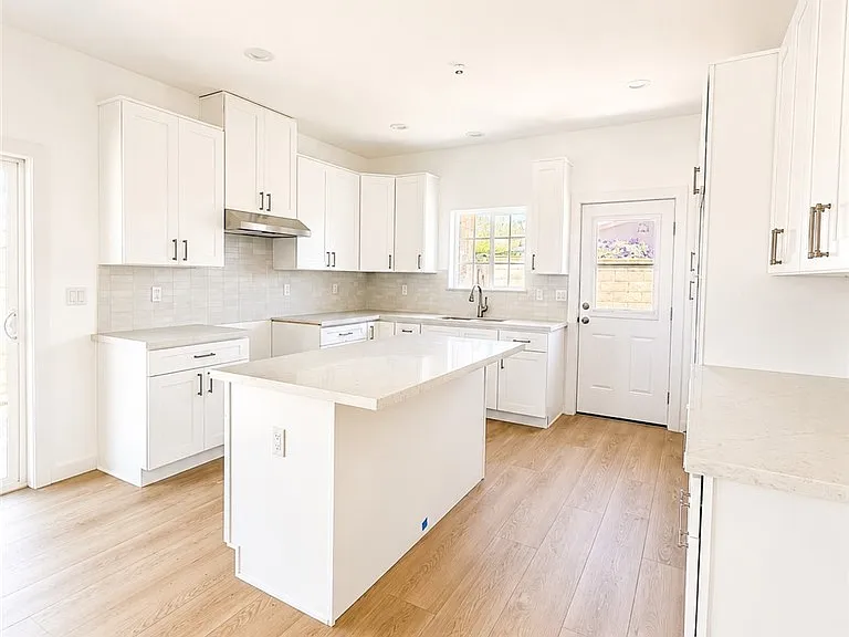 14625 Cullen — Photo 1