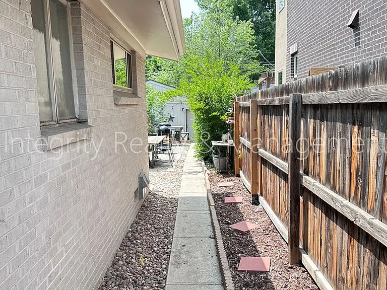 2047 Meade St — Photo 18