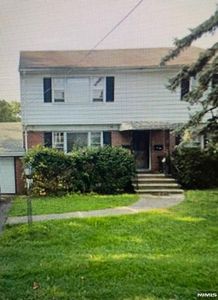 44 Maiden Ln, Bergenfield, NJ, 07621