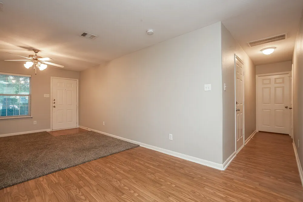 3 bed, 2.5 bath, 1334 sqft, $1,615 — Photo 2