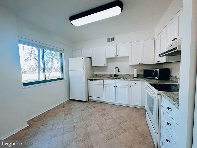 15100 Interlachen Dr #4-111 — Photo 2