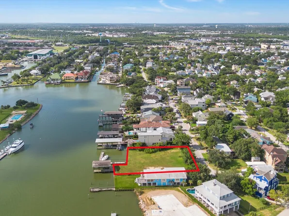 205 Blue Point Rd, Clear Lake Shores, TX 77565