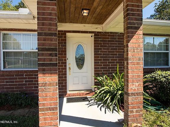4th image of 2111 Maple Leaf Dr E