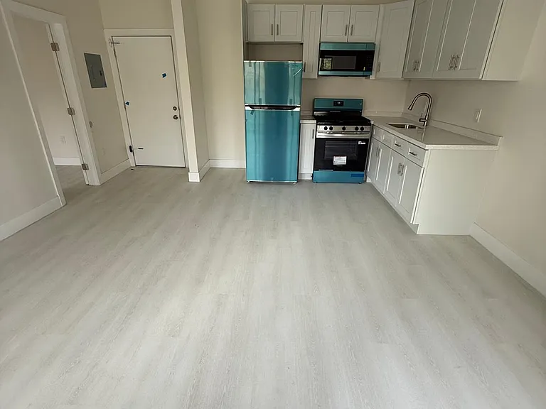 435 SW 6th St #1 — Photo 6