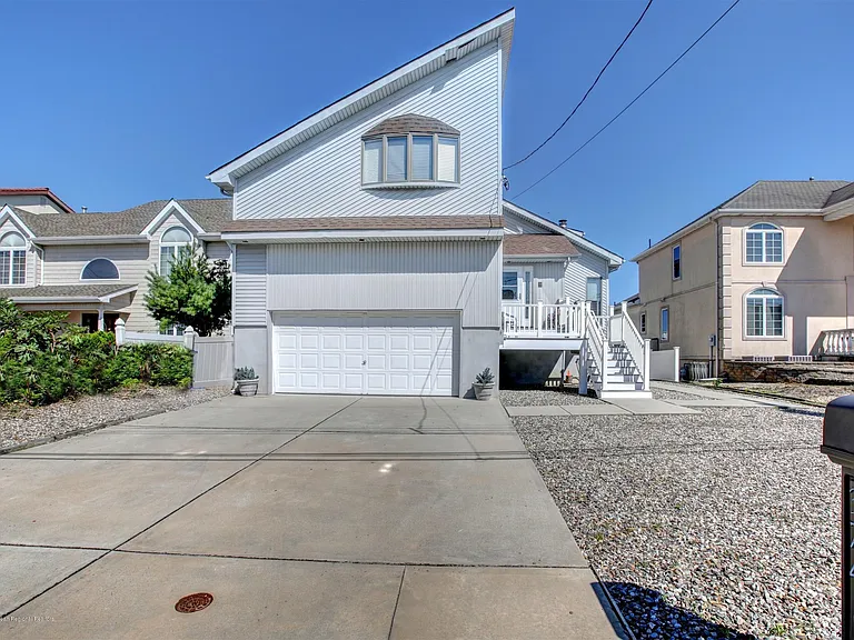 374 Aldo Dr — Photo 1