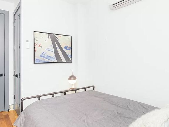 4th image of 376 Bedford Ave #2B