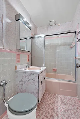 Bathroom, photo 1