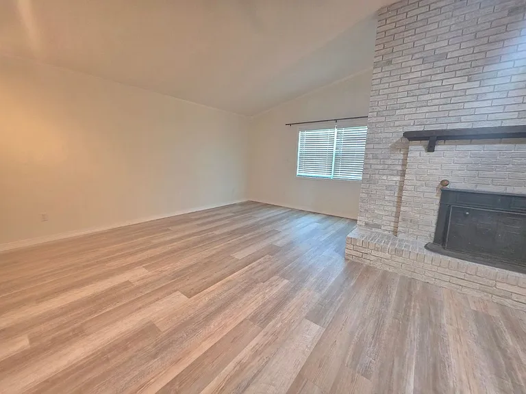 760 Briarwood Dr — Photo 4