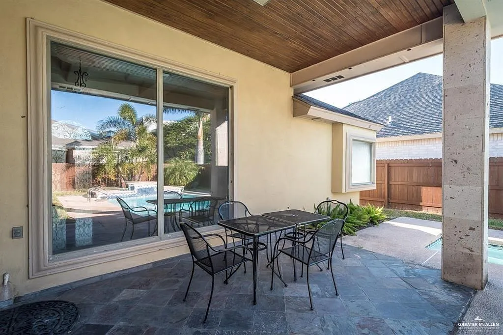 3 bed, 2.0 bath, 2217 sqft, $2,300 — Photo 4