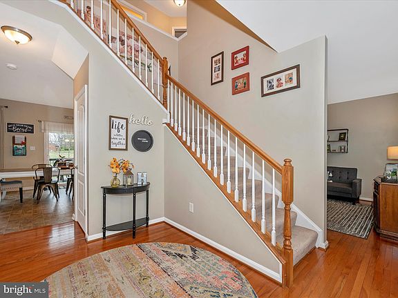 4th image of 51 Portsmouth Ct N