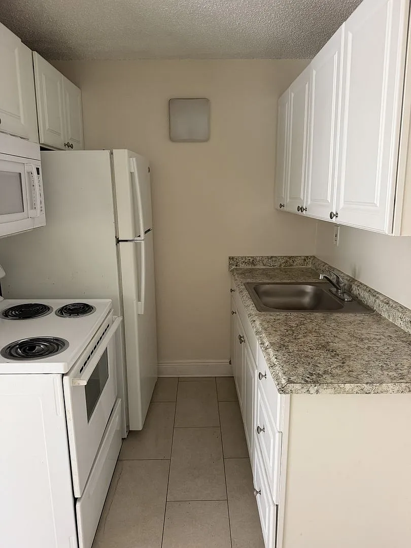 1151 NE 16th Ct — Photo 4