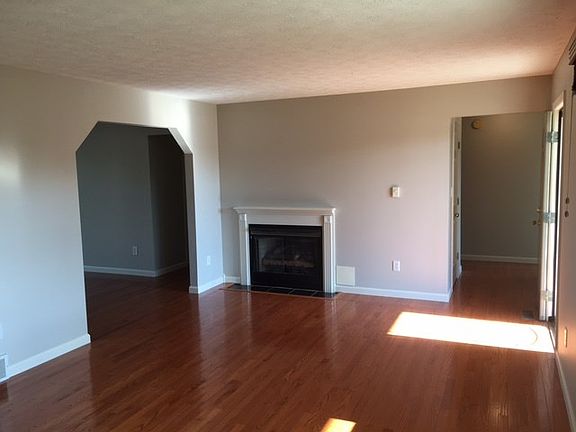 3rd image of 2215 Meadowridge Dr