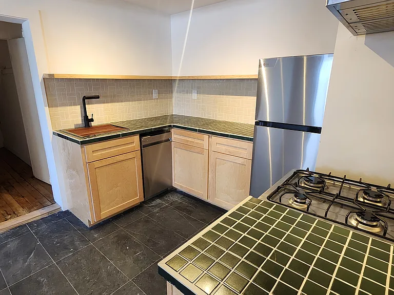 725-727 Warren St #3 — Photo 8