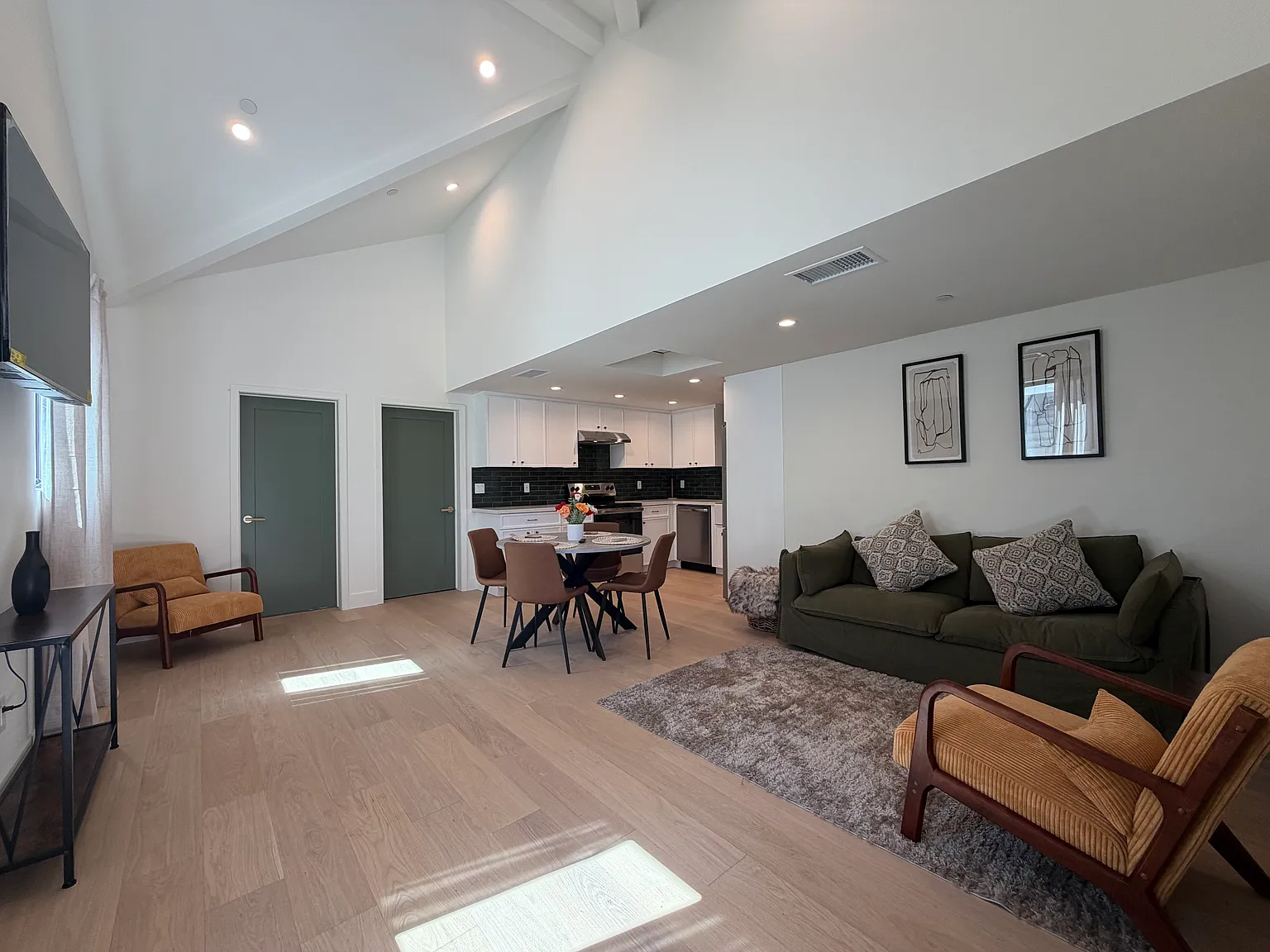 W 62nd St, Los Angeles — Photo 3