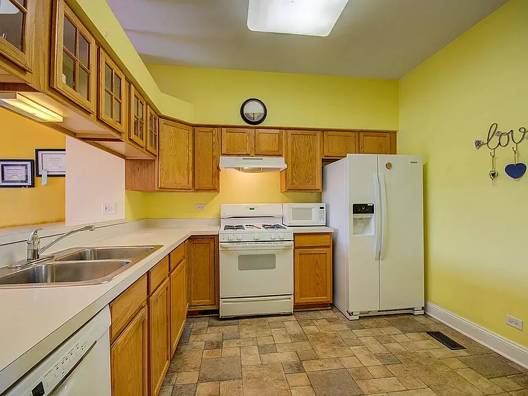 725 Blossom Ct — Photo 6