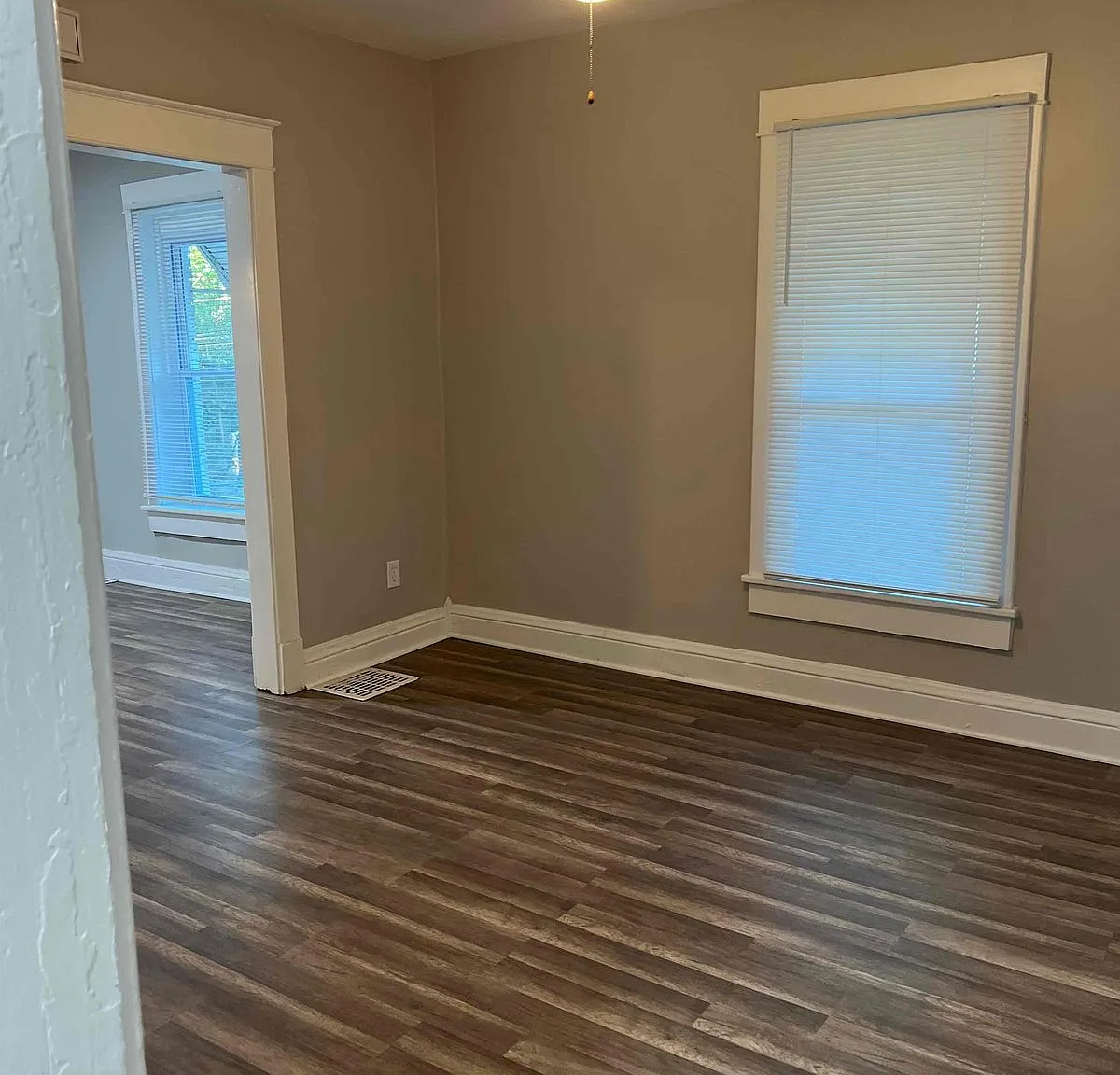 3 bed, 1.0 bath, 1320 sqft, $1,097 — Photo 3