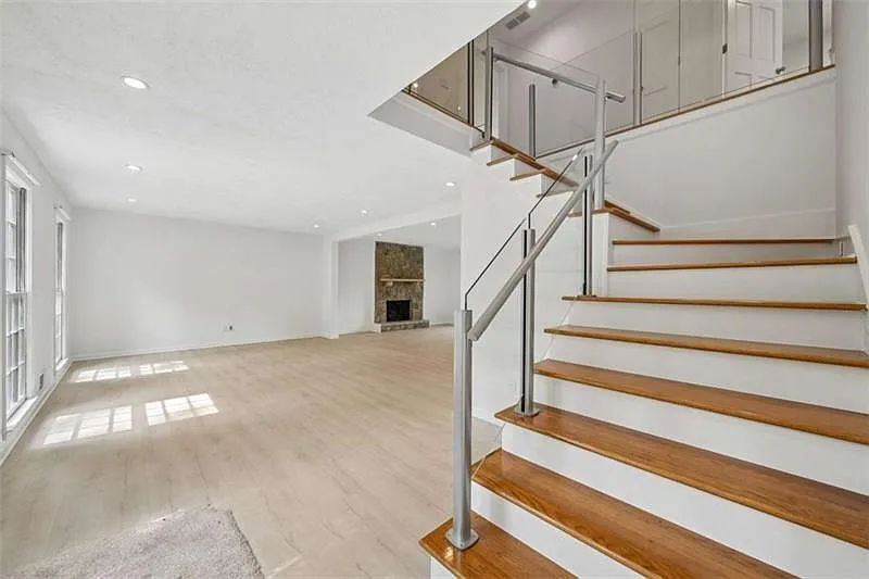 5 bed, 3.5 bath, 2696 sqft, $3,750 — Photo 2