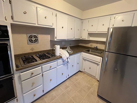 4th image of 2242 Steinway St #3