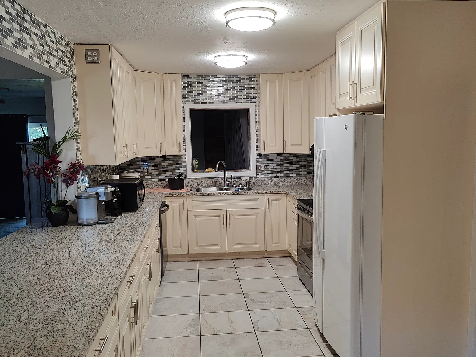 7 bed, 3005 sqft, $900 — Photo 2