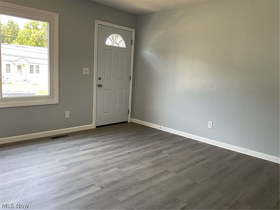 3rd image of 713 Edgelawn St