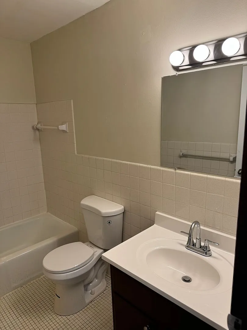 1315 Dowling Ave N — Photo 2
