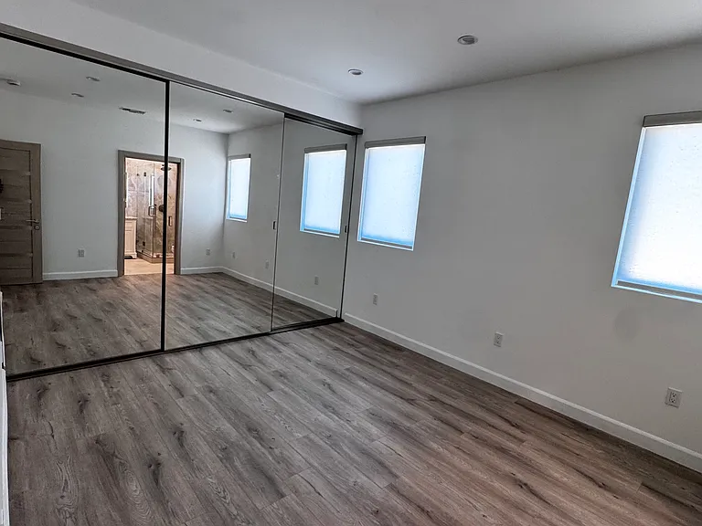 913 E Verdugo Ave — Photo 10