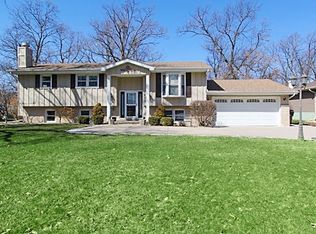 711 W Ravinwoods Rd, Peoria, IL 61615