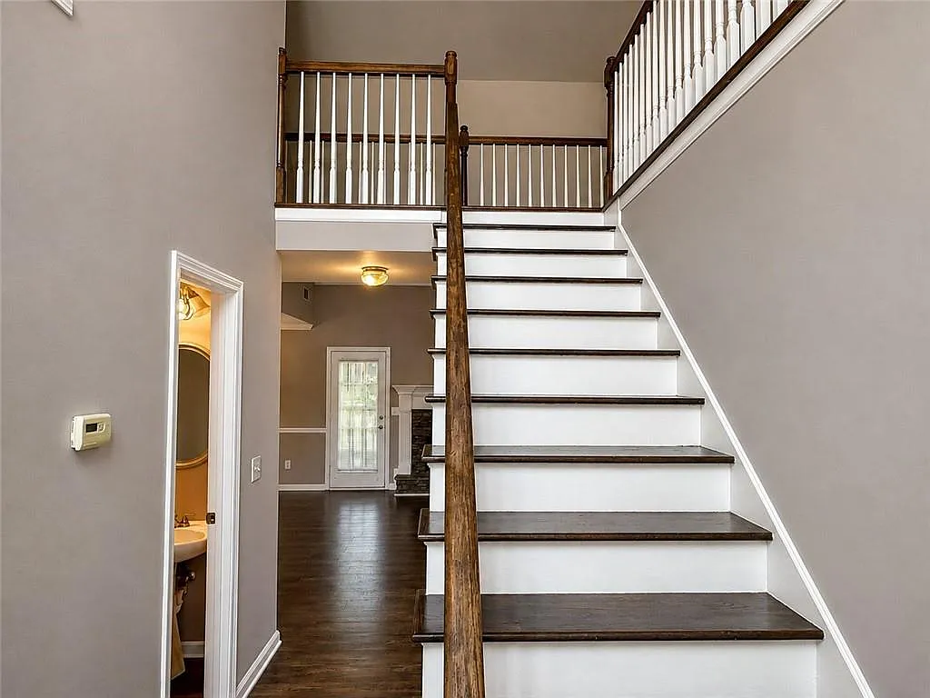 4 bed, 2.5 bath, 1734 sqft, $2,400 — Photo 3