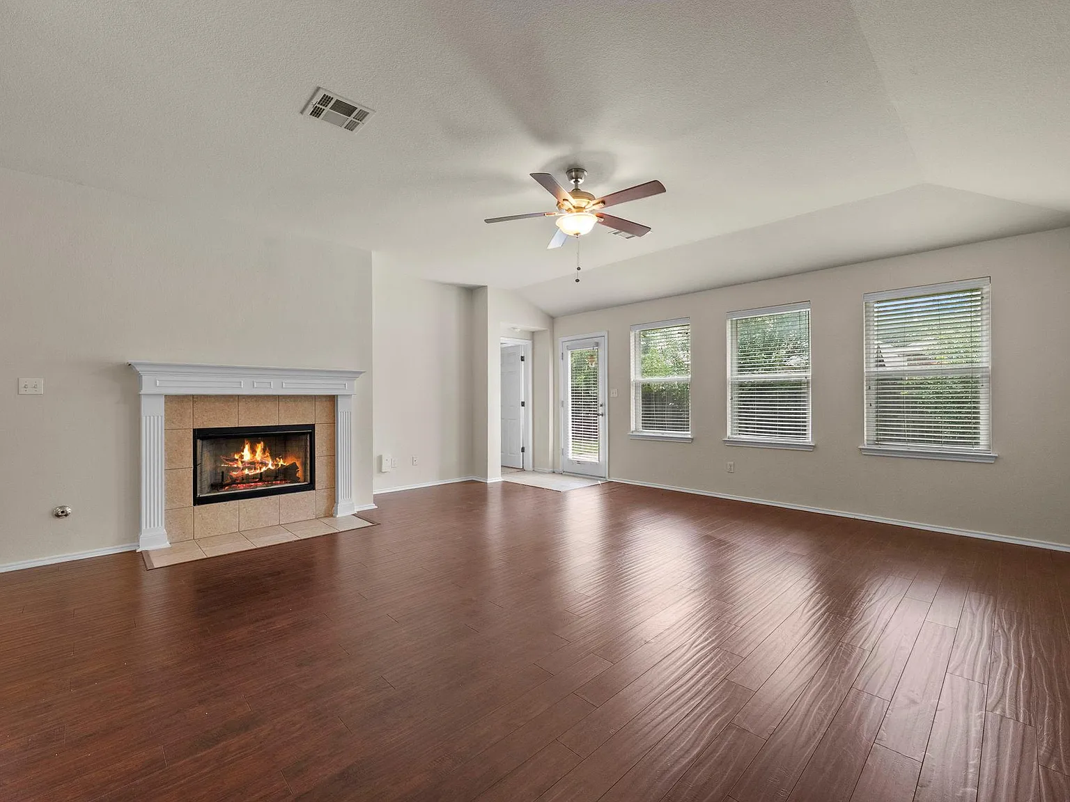 4 bed, 2.0 bath, 2125 sqft, $2,400 — Photo 2