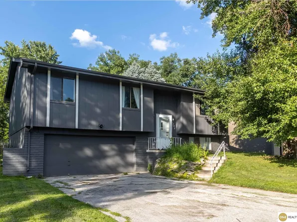 7792 Greenleaf Dr, La Vista, NE 68128