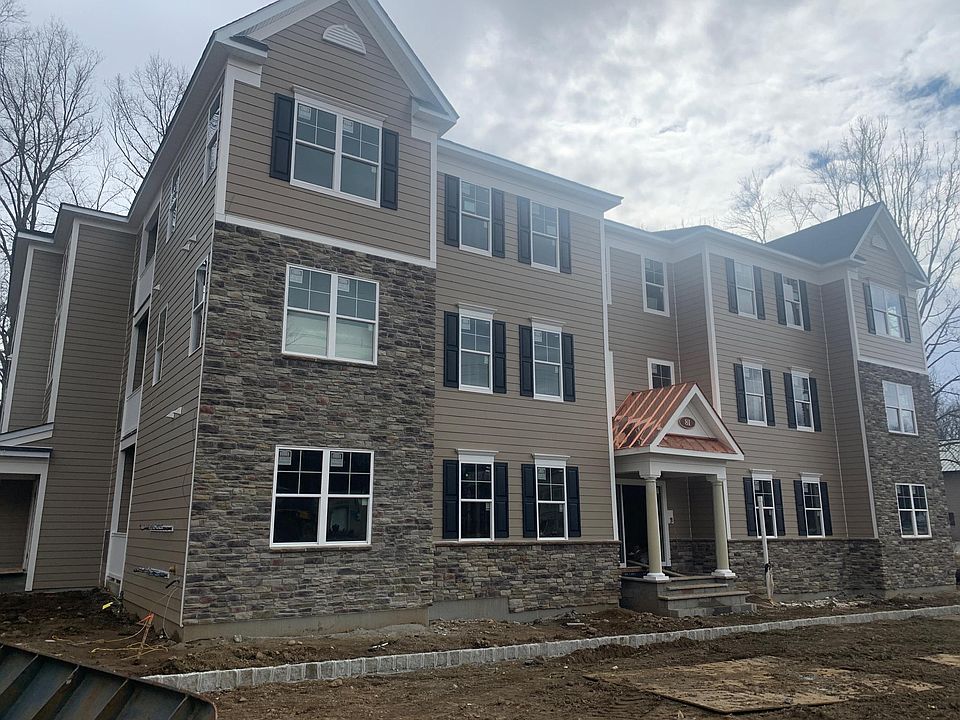 2nd image of 81 W Main St #202