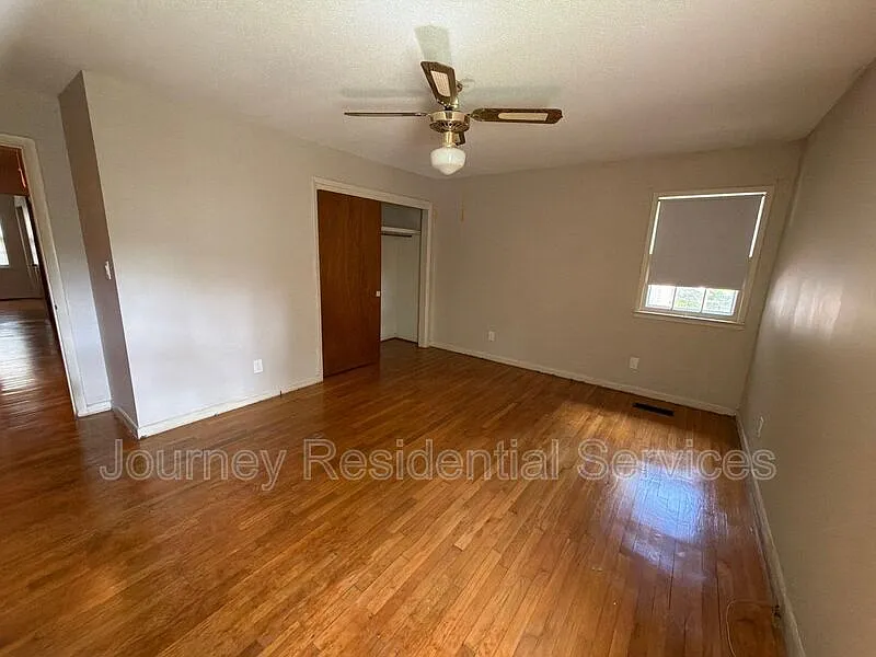 3 bed, 2.0 bath, 2024 sqft, $2,200 — Photo 4