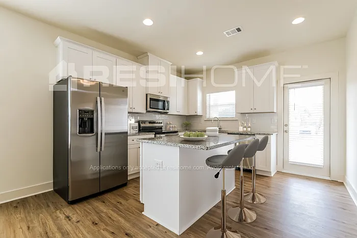 3 bed, 2.0 bath, 1415 sqft, $1,749 — Photo 4