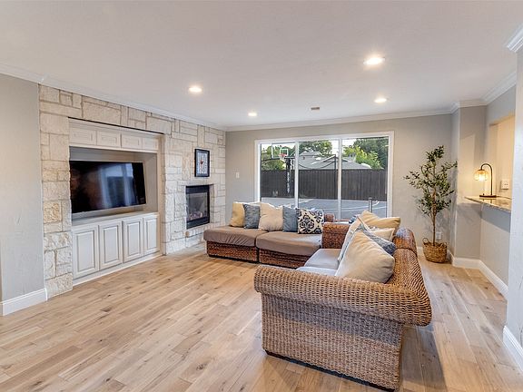 3rd image of 7040 Oakbluff Dr