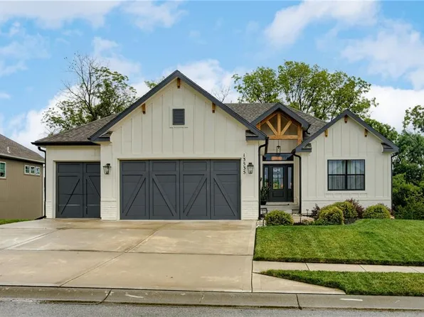 13535 Terrace Park Dr, Parkville, MO 64152