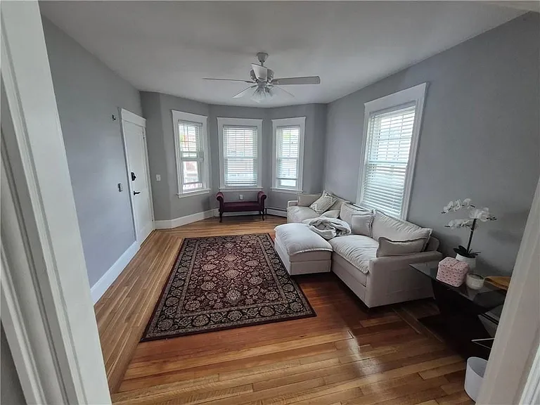 76 Pembroke Ave #ROOM — Photo 2