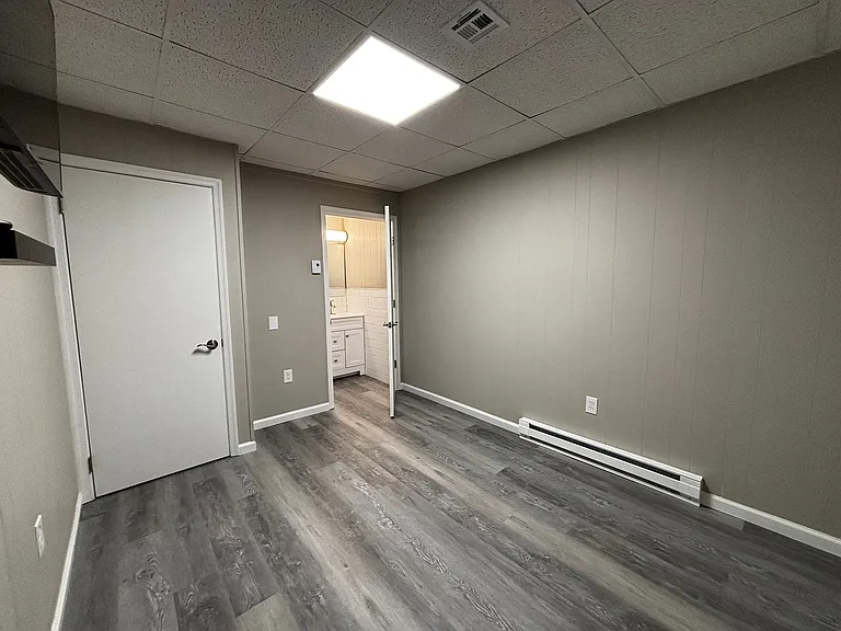 2423 Crest St — Photo 10