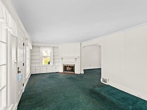 4th image of 141 E 270th St