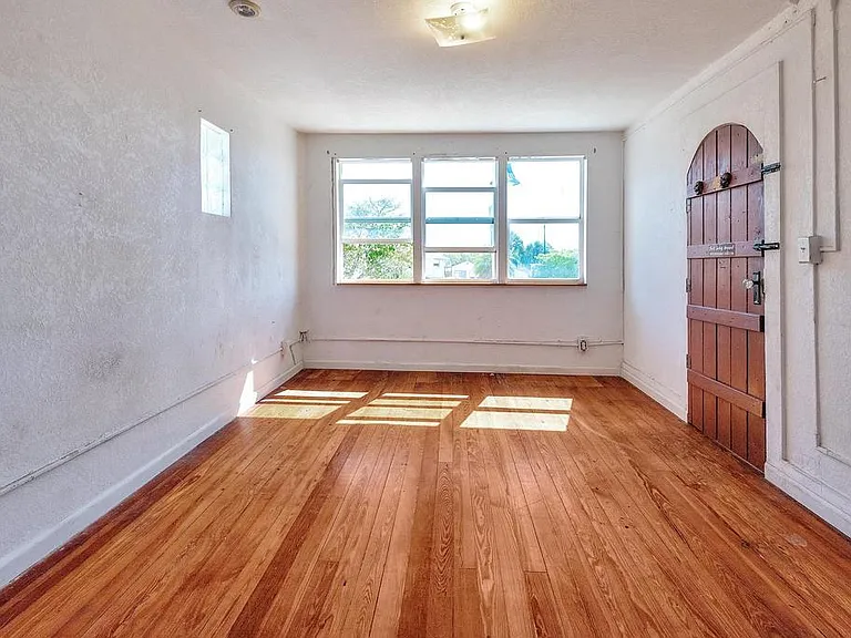521 N Dixie Hwy — Photo 15