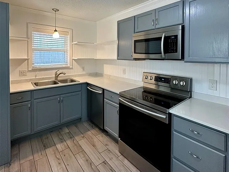 815 Waverly St — Photo 3