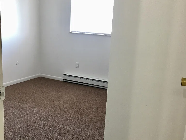 68 Gloria Ave — Photo 8