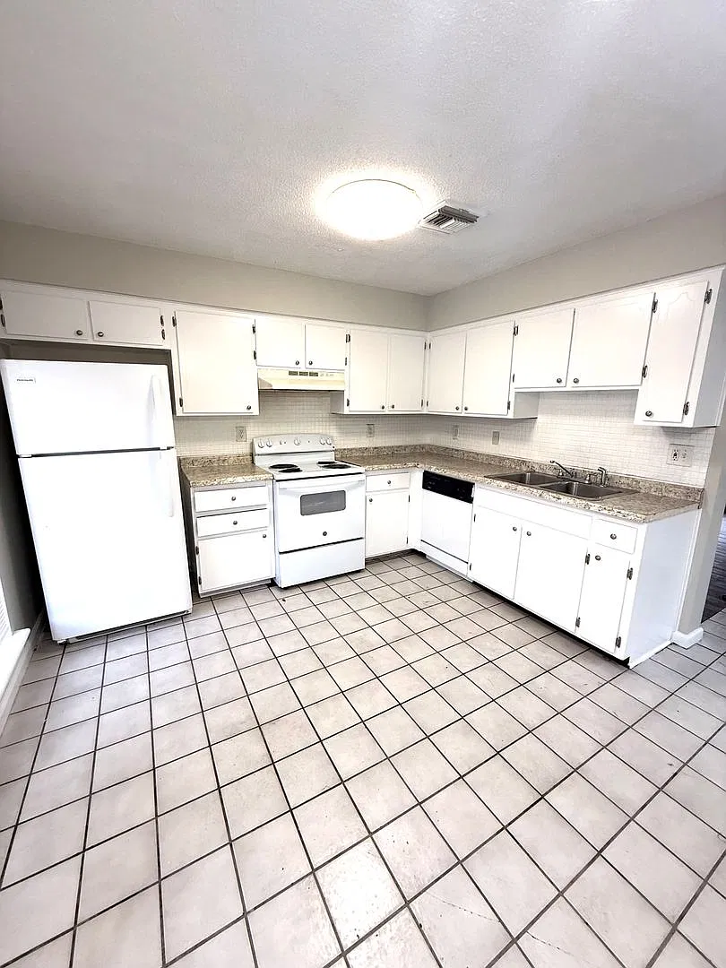 3 bed, 2.0 bath, 1162 sqft, $1,050 — Photo 4